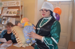 Представитель мусульман Енисейска Ф. Галиева рассказывает о том, как даётся имя новорождённому.