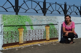 И. В. Дубровка около своей работы на Набережной.