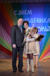 Глава администрации г. Енисейска А. В. Авдеев и сотрудник детской музыкальной школы Н. Лопашова.