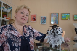 А. А. Калашникова со своей работой «Мудрая сова».