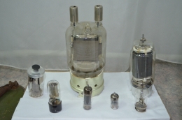 Радиолампы середины ХХ века.