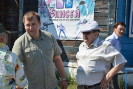 Депутат Горсовета О. Елистратов с избирателями (слева).