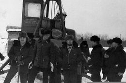 Авиационный инженер-механик А. Л. Ушенин (третий слева-направо).