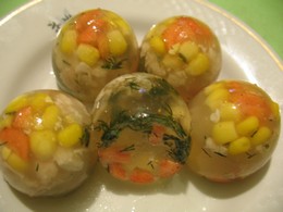 Свиное заливное в форме яйца.