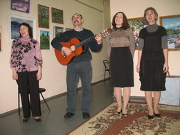 Выступление клуба "Енисейские барды" в городском выставочном зале.
