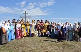Паломники после моления у поклонного Креста в Енисейске