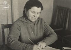 П.И.-Рычкова за учительским столом. Фото нач. 1960-х гг.
