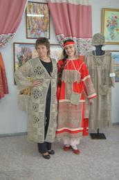 Н. Г. Иванова и Ж. С. Хмелькова в изделиях Н. Г. Ивановой