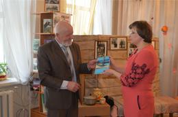 Писатель А. М. Бондаренко дарит свои книги самым читающим читателям