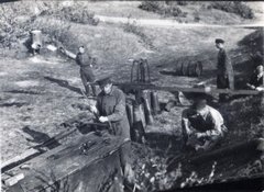 В. Н. Попов среди служащих аэродромного обслуживания. 1943 г.