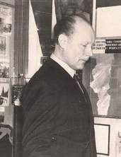 В. Н. Попов среди экспозиции Енисейского музея. 1964 г.