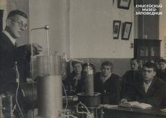 Студенты учительского института на занятиях физикой. 1954 год.