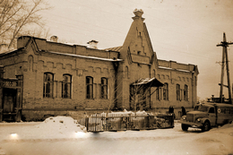 Здание бывшей городской лечебницы Енисейска. Снимок 1957 года.